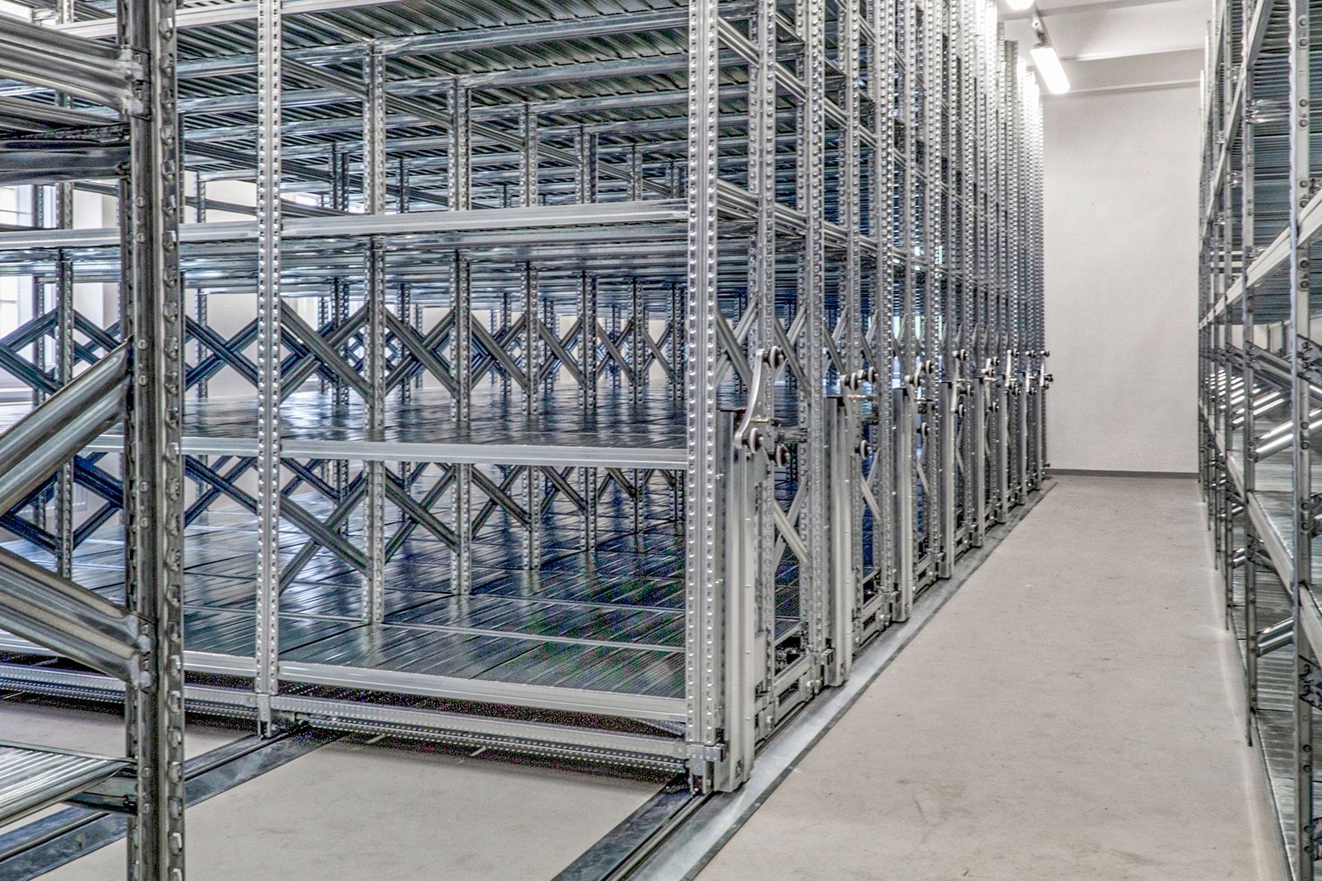 Un almacén lleno de estanterías y un suelo de hormigón.