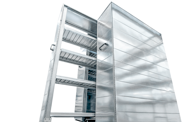 Una escalera está colocada encima de una estructura de metal.