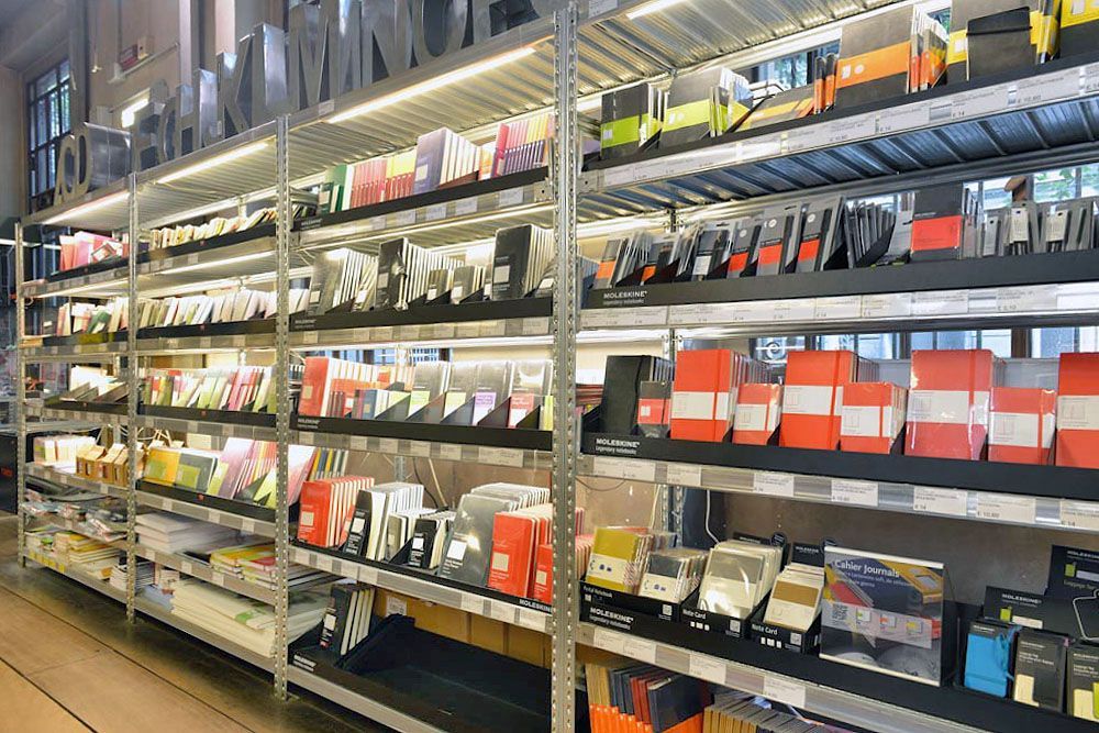 Un almacén lleno de muchos estantes llenos de cajas.