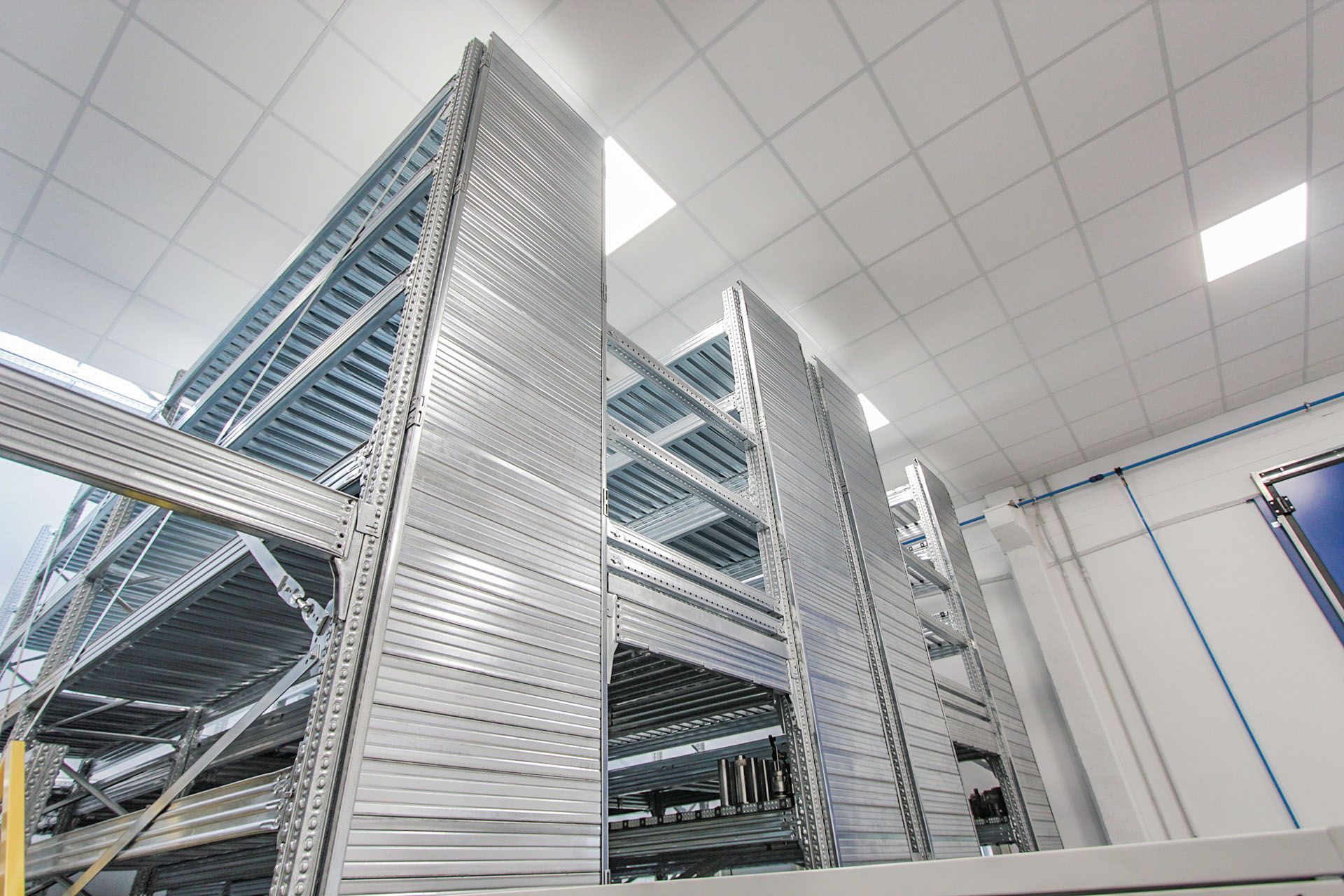 Un almacén con muchos estantes apilados uno encima del otro.