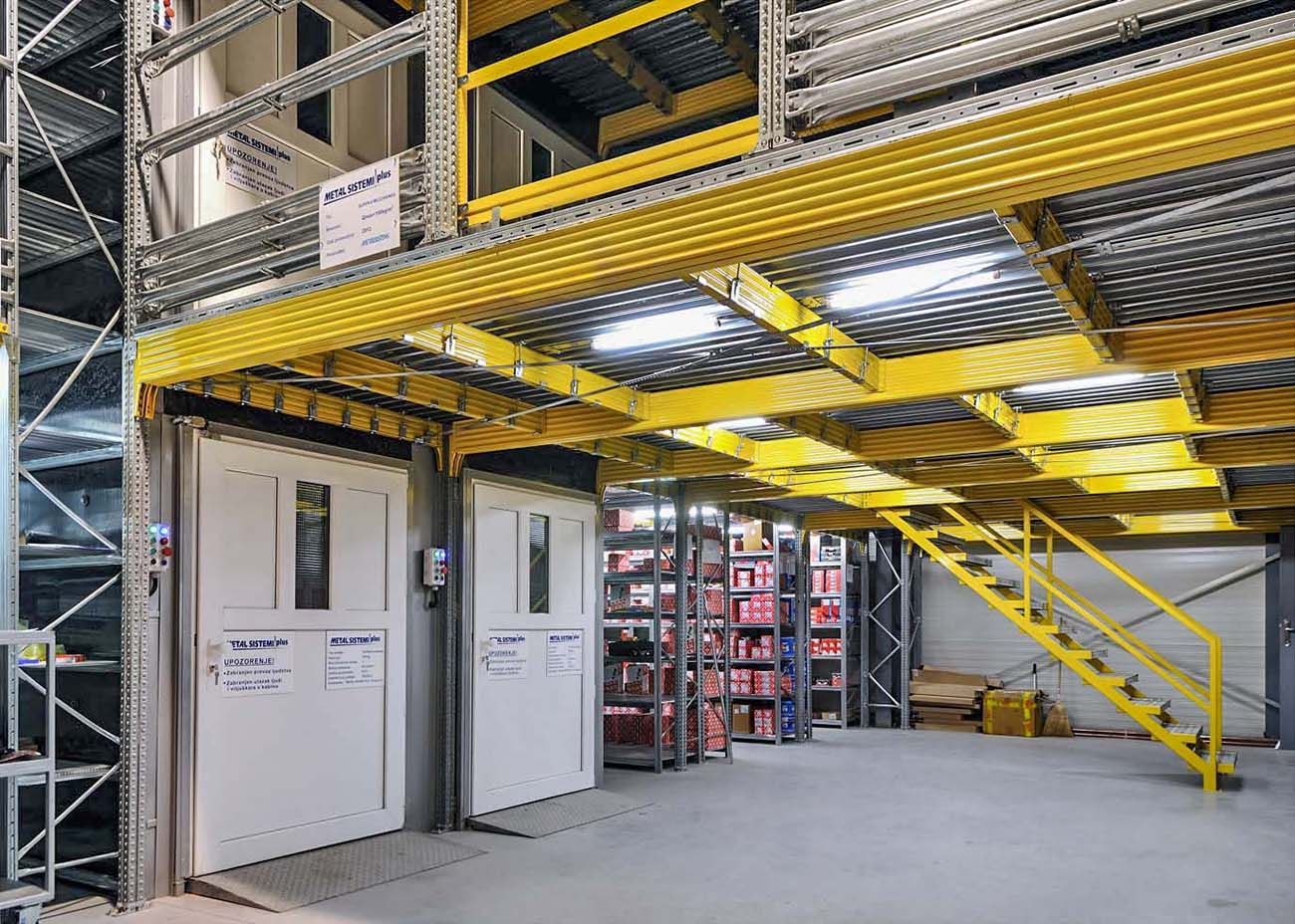 Un almacén con una escalera que conduce al segundo piso.