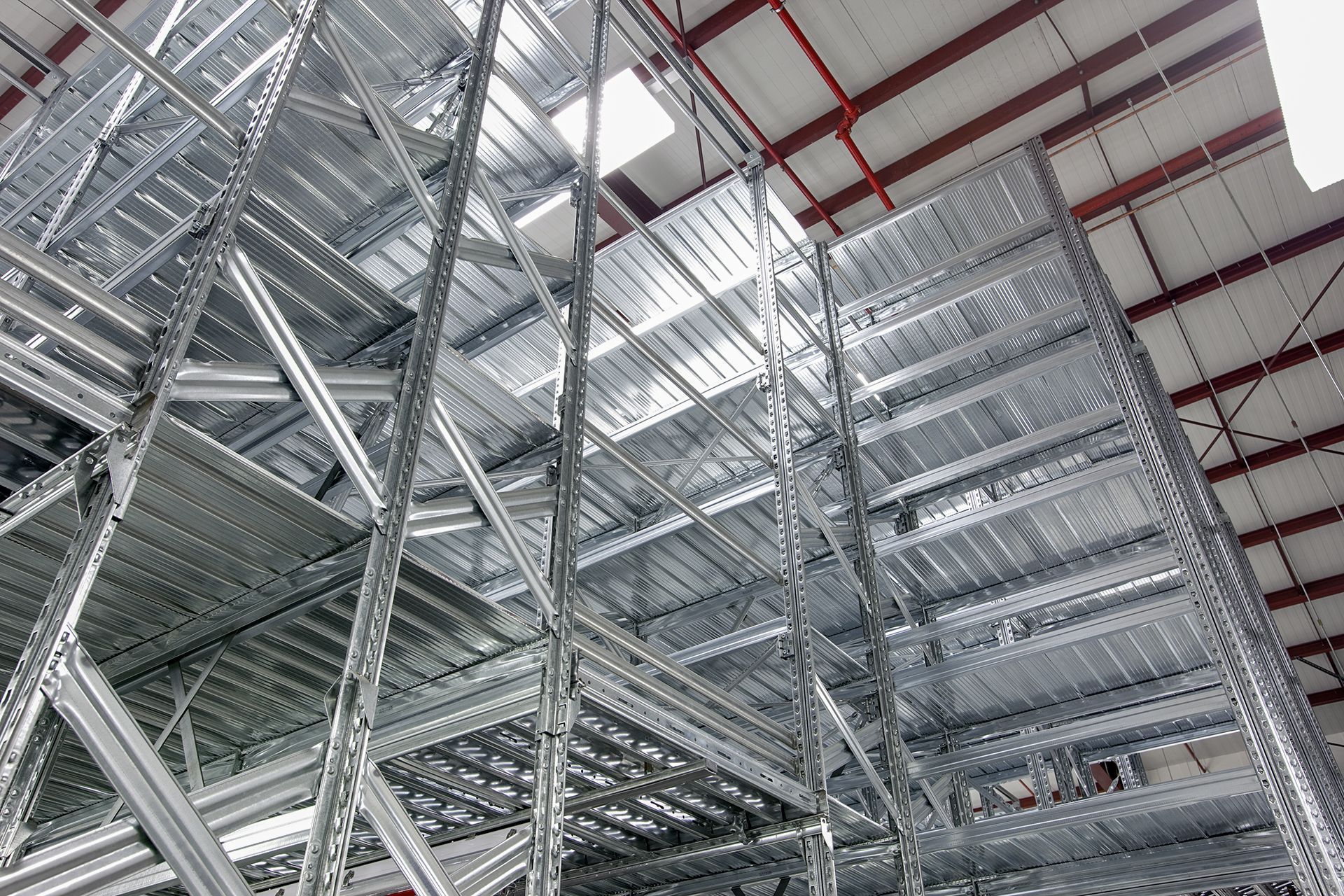 Un almacén con muchos estantes de metal y un techo.