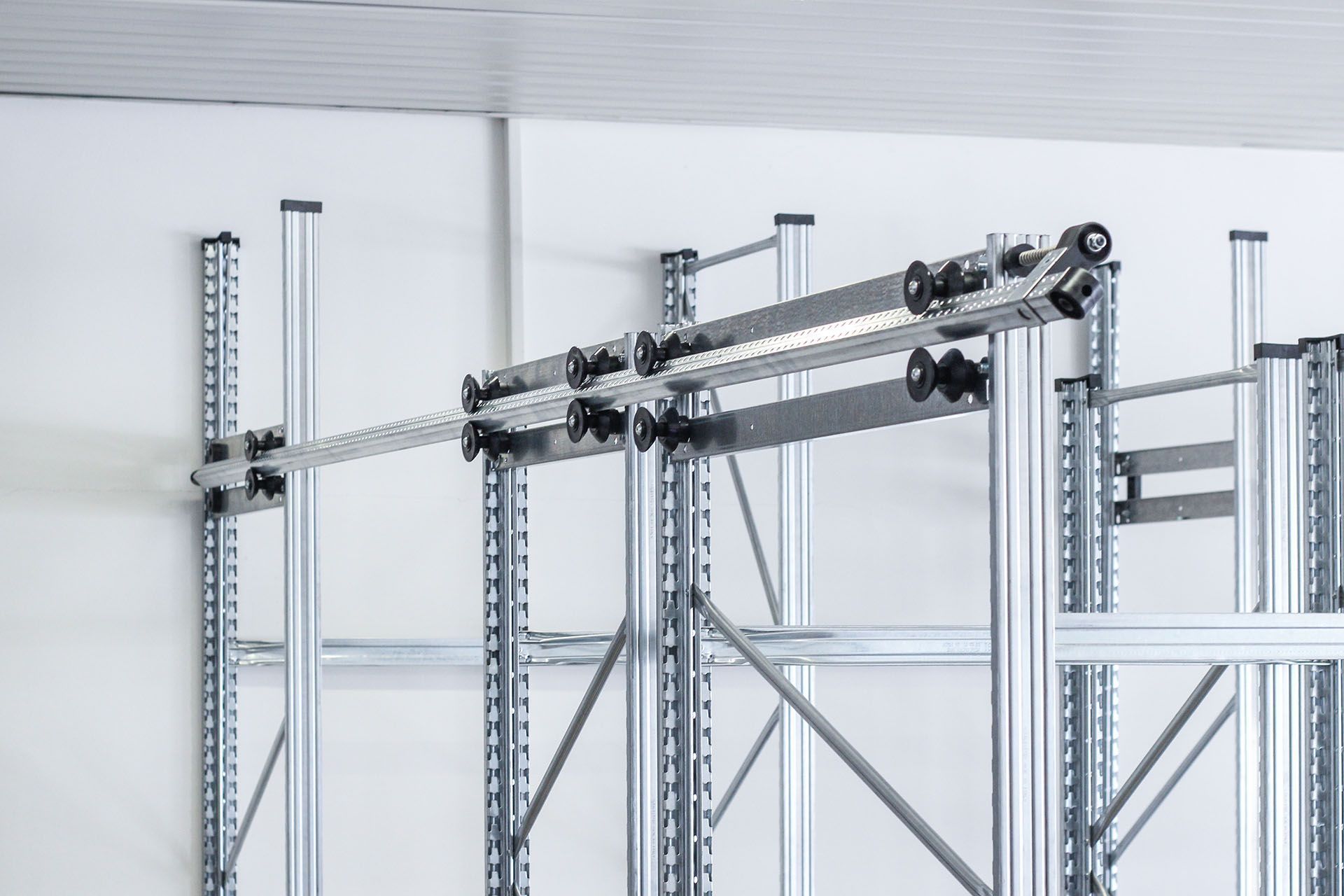 Una estructura de metal con una cuerda atada a ella