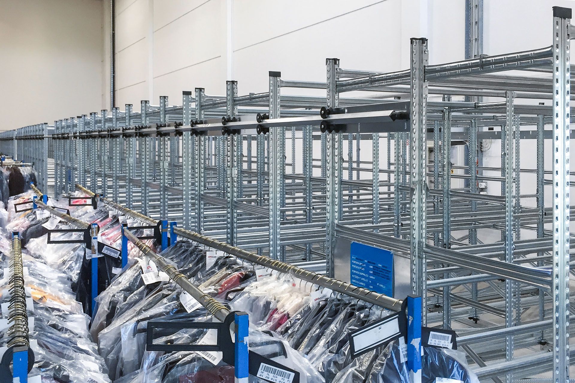 Un almacén lleno de mucha ropa en los estantes.