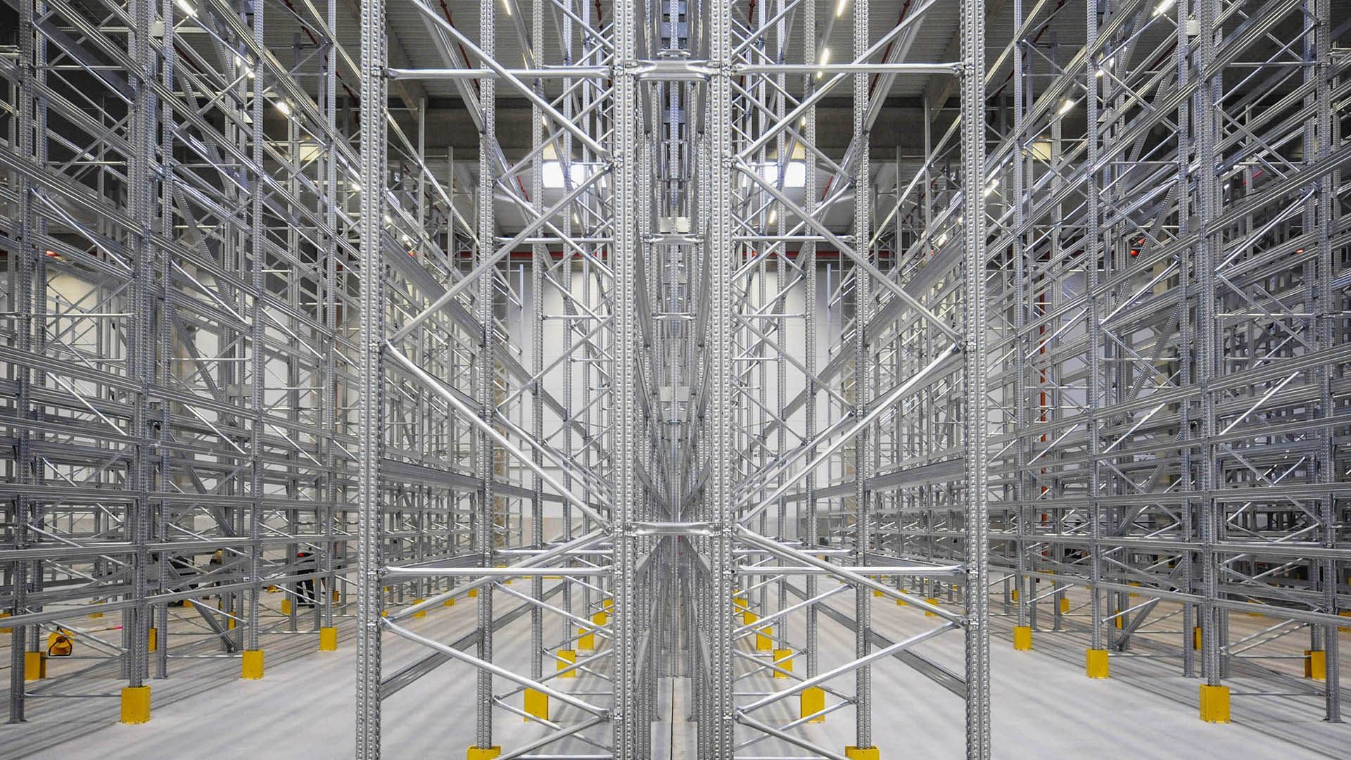 Un gran almacén lleno de muchos estantes de metal.