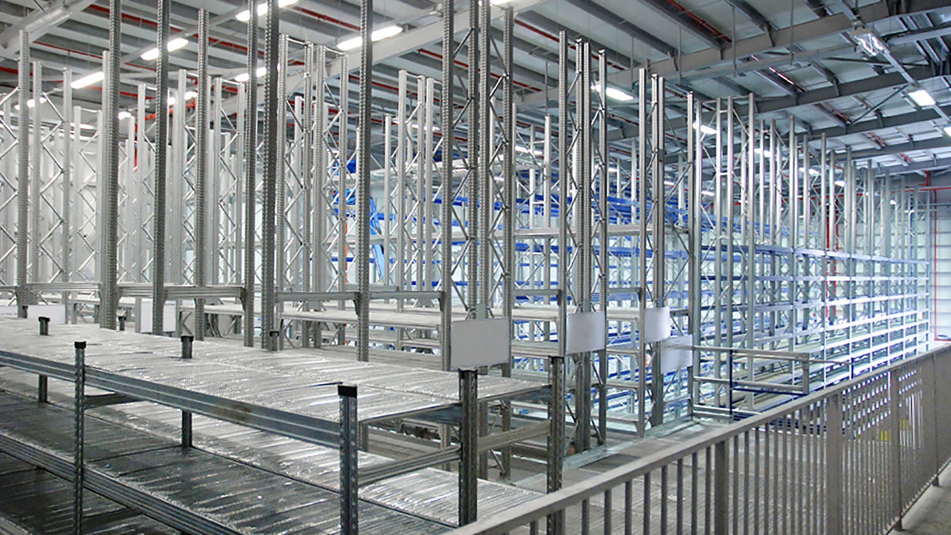 Un gran almacén con muchos estantes y una valla.