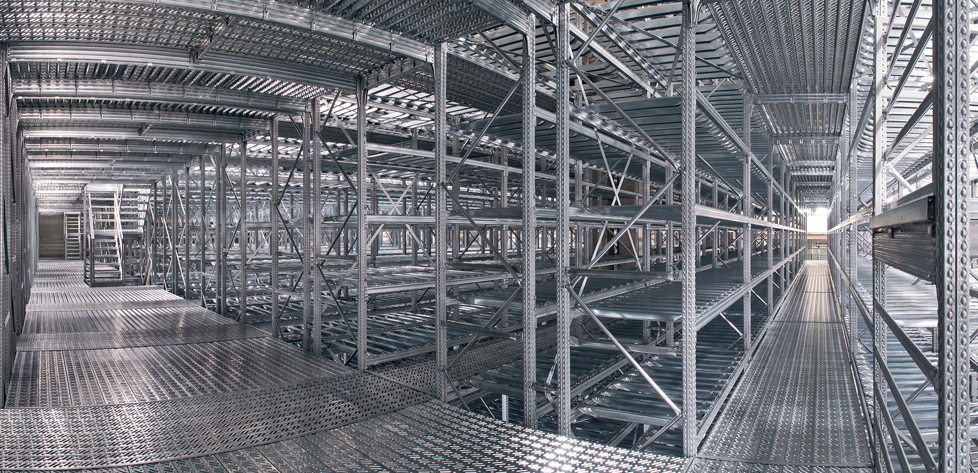 Un almacén lleno de muchos estantes y cajas.