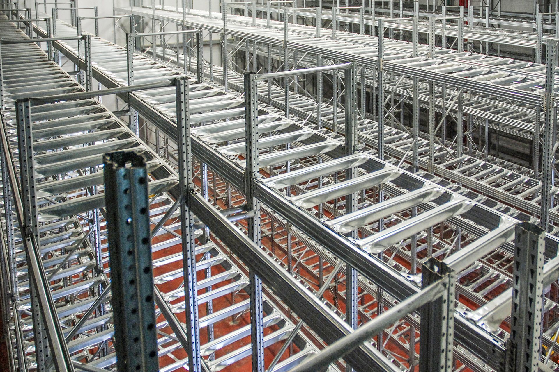 Un almacén lleno de estanterías y bastidores.