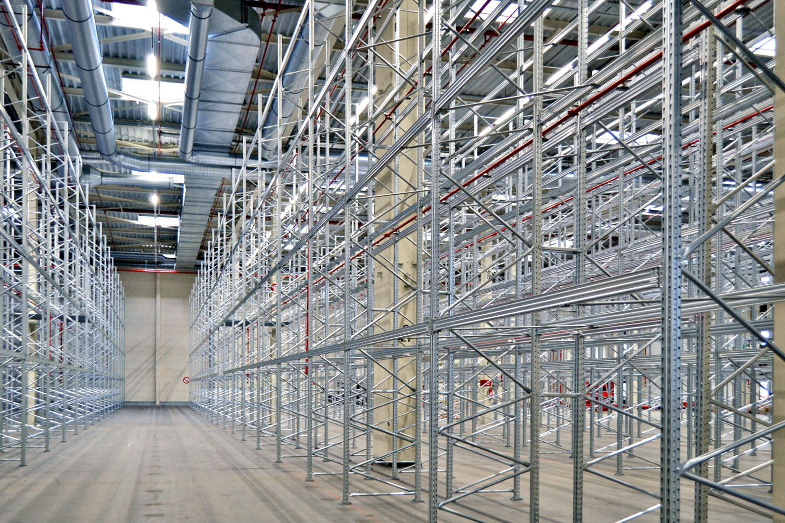 Un gran almacén lleno de muchos estantes de metal.