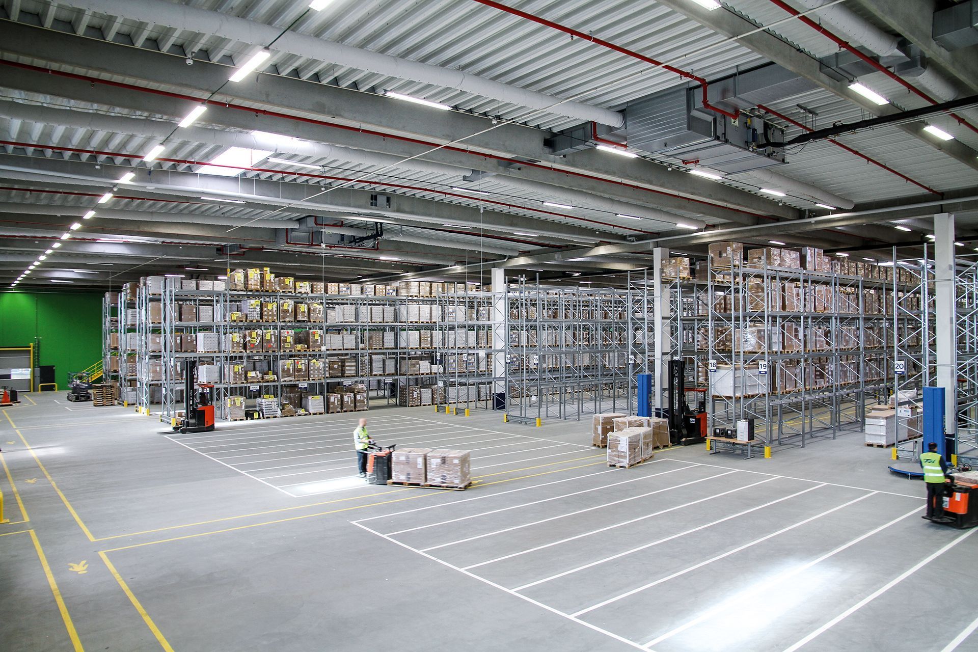 Un gran almacén lleno de muchos estantes y cajas.