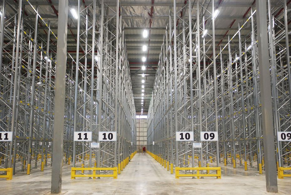 Un gran almacén con muchos estantes y números en los estantes.