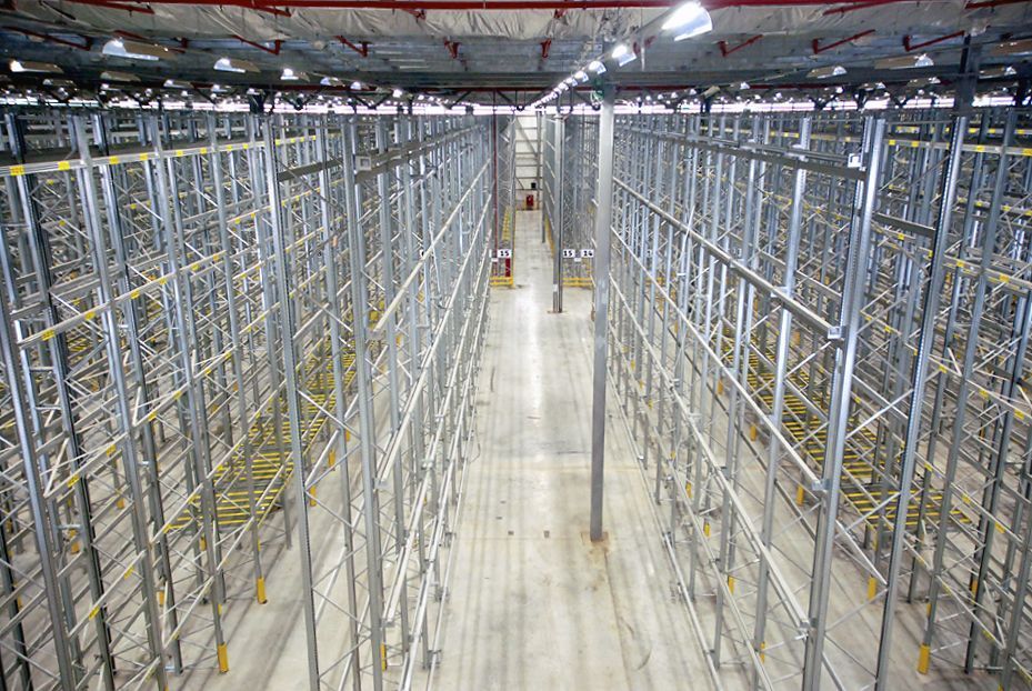 Un gran almacén lleno de estantes y escaleras.