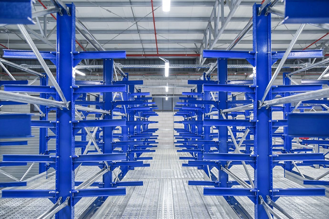 Un almacén lleno de estanterías y bastidores azules.