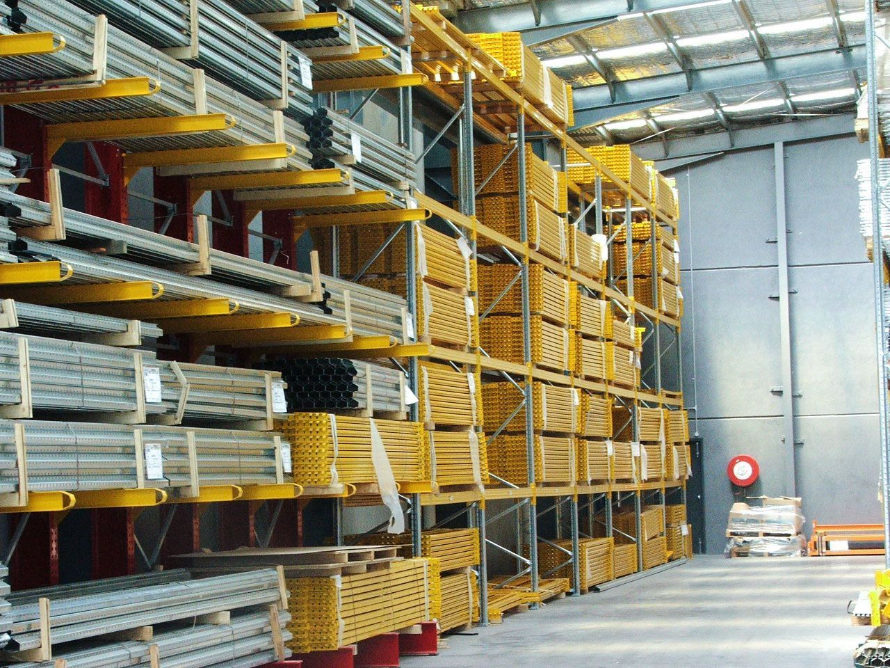 Un almacén lleno de muchos estantes y cajas.