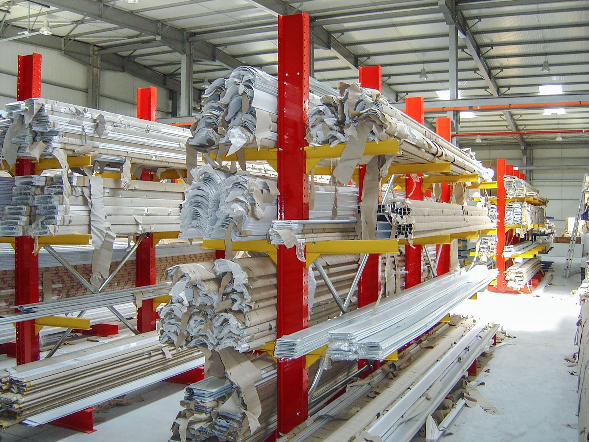 Un almacén lleno de muchos rollos de metal