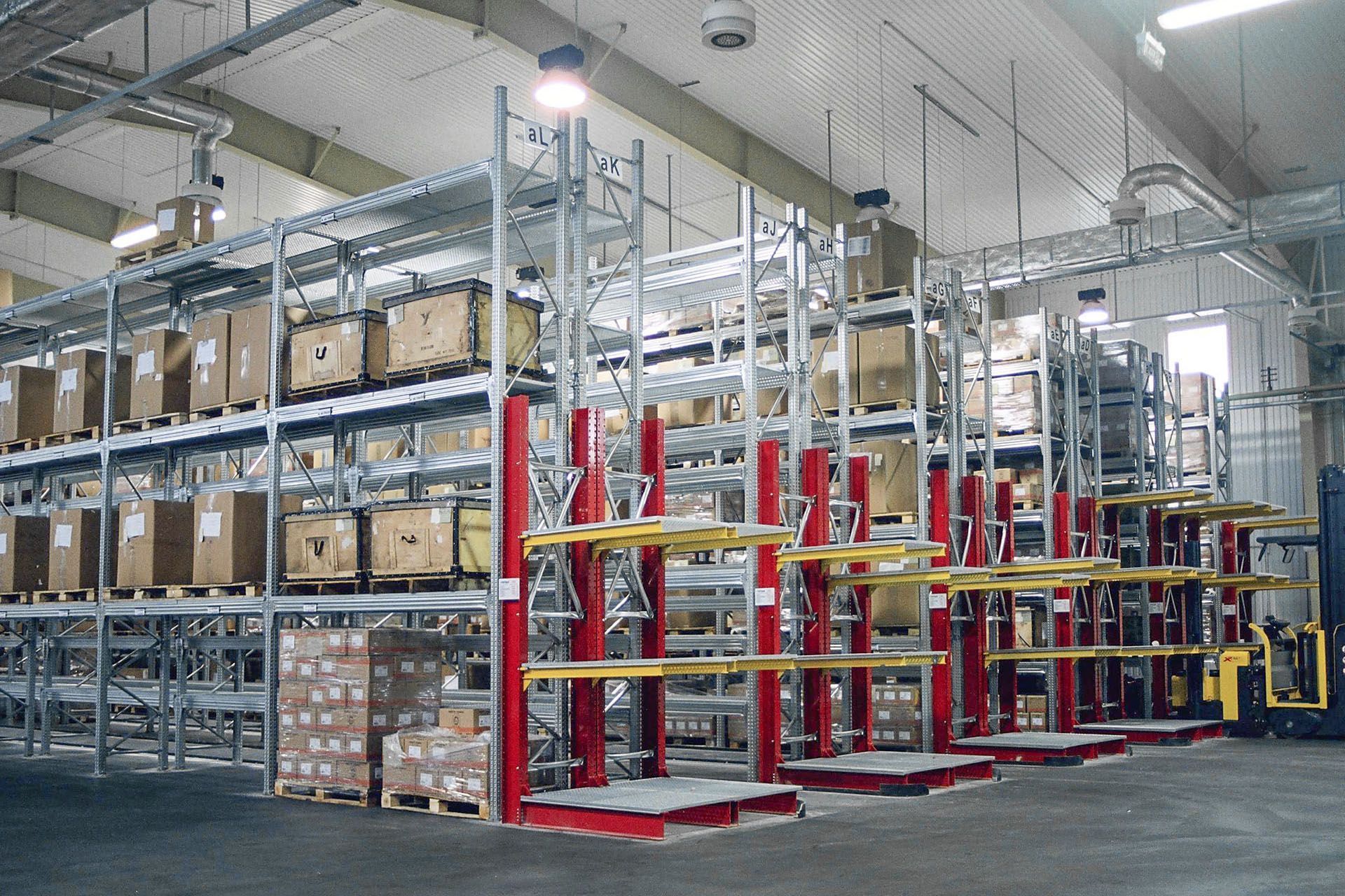 Un gran almacén lleno de muchos estantes y cajas.