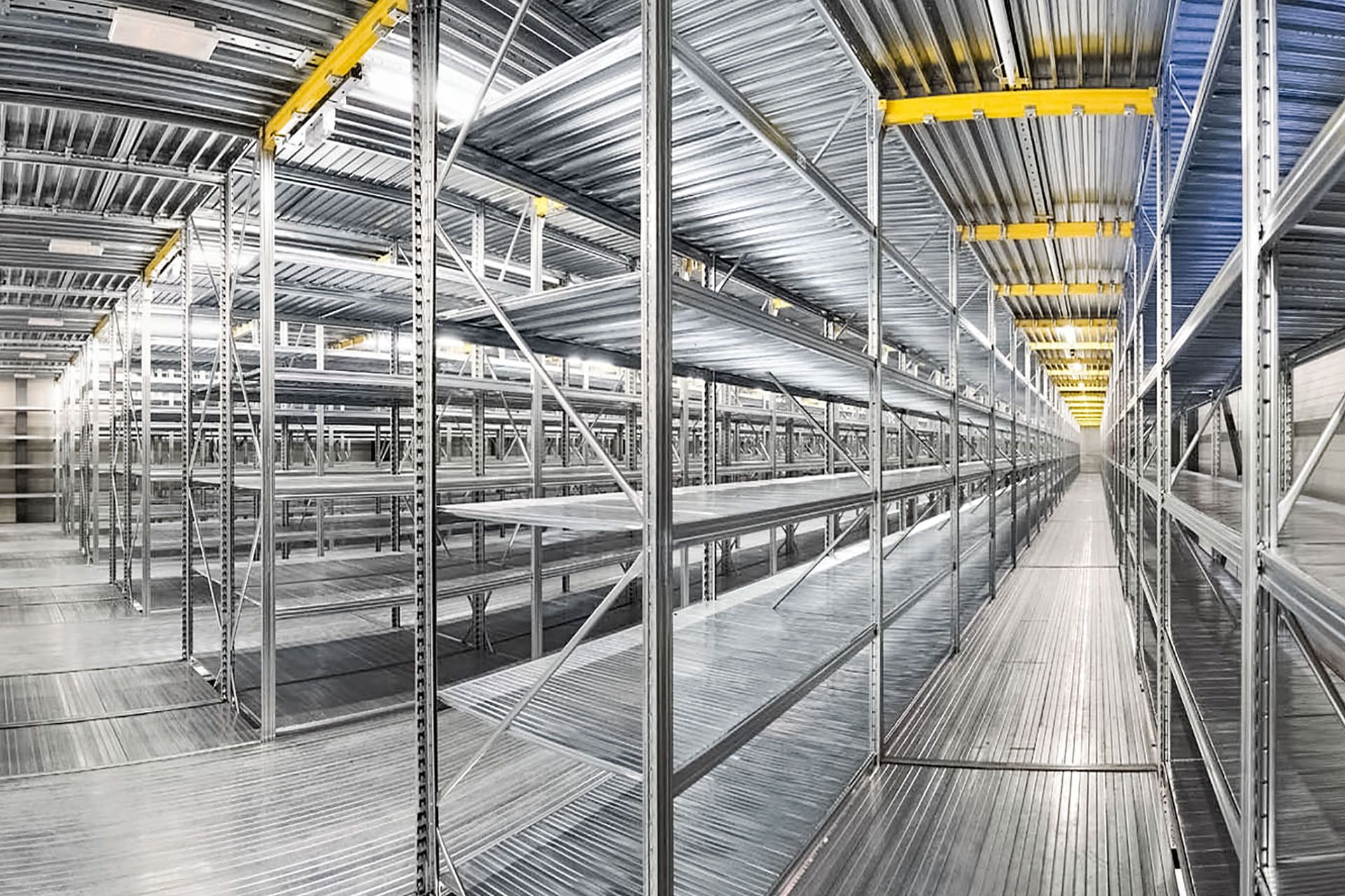 Un almacén lleno de estanterías y una pasarela.
