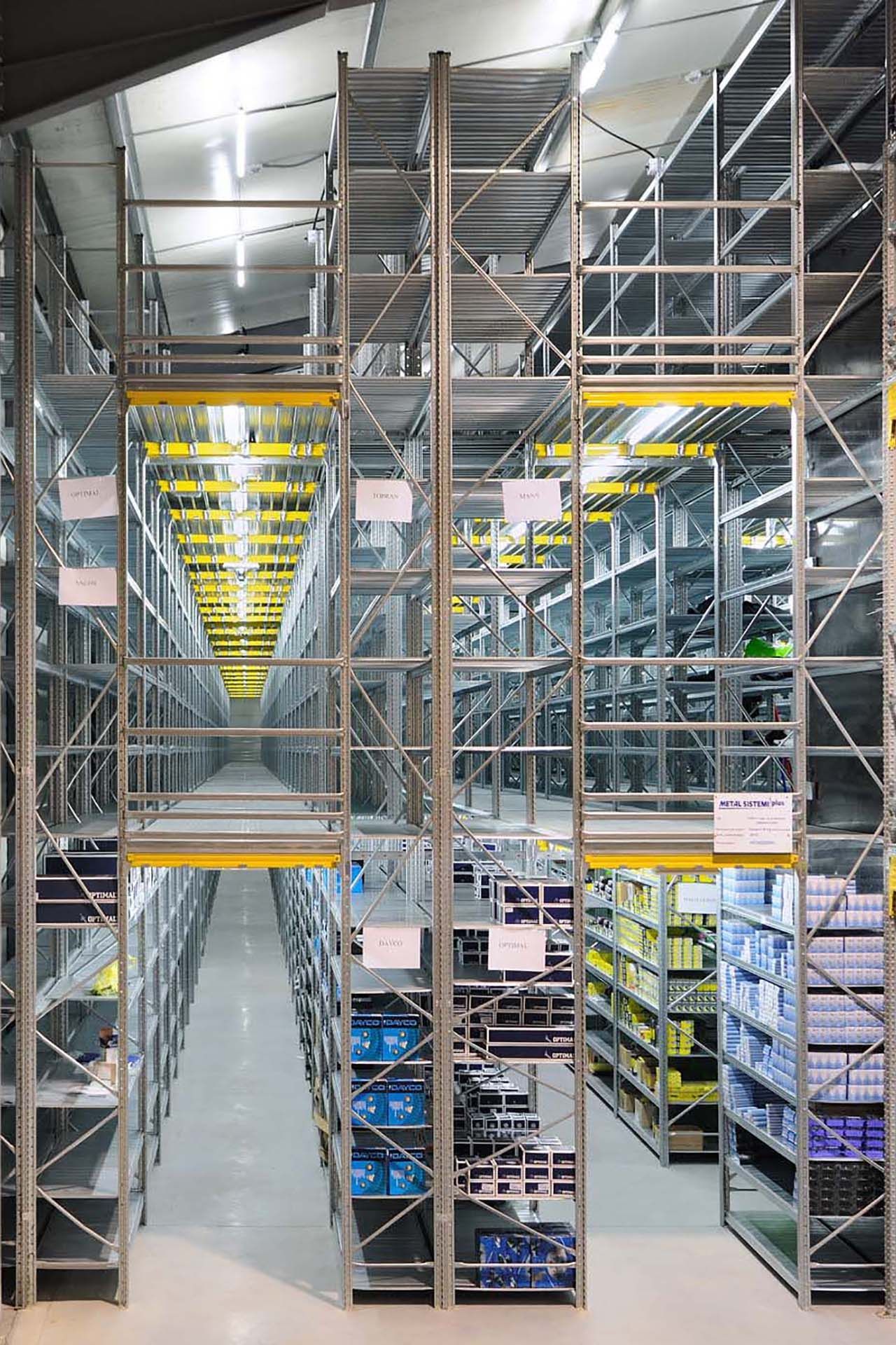 Un almacén lleno de muchos estantes y cajas.