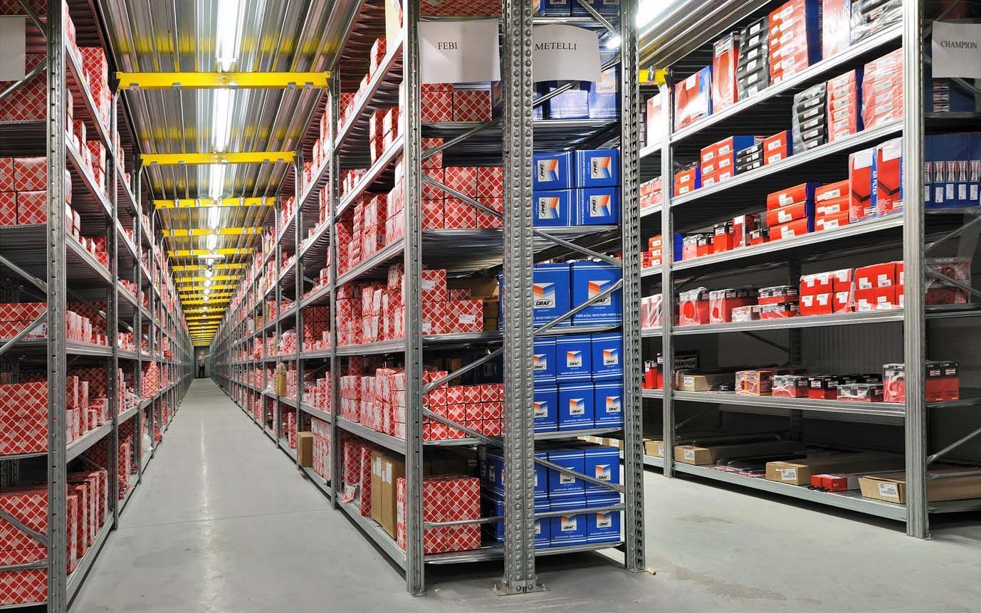 Un almacén lleno de muchos estantes y cajas.