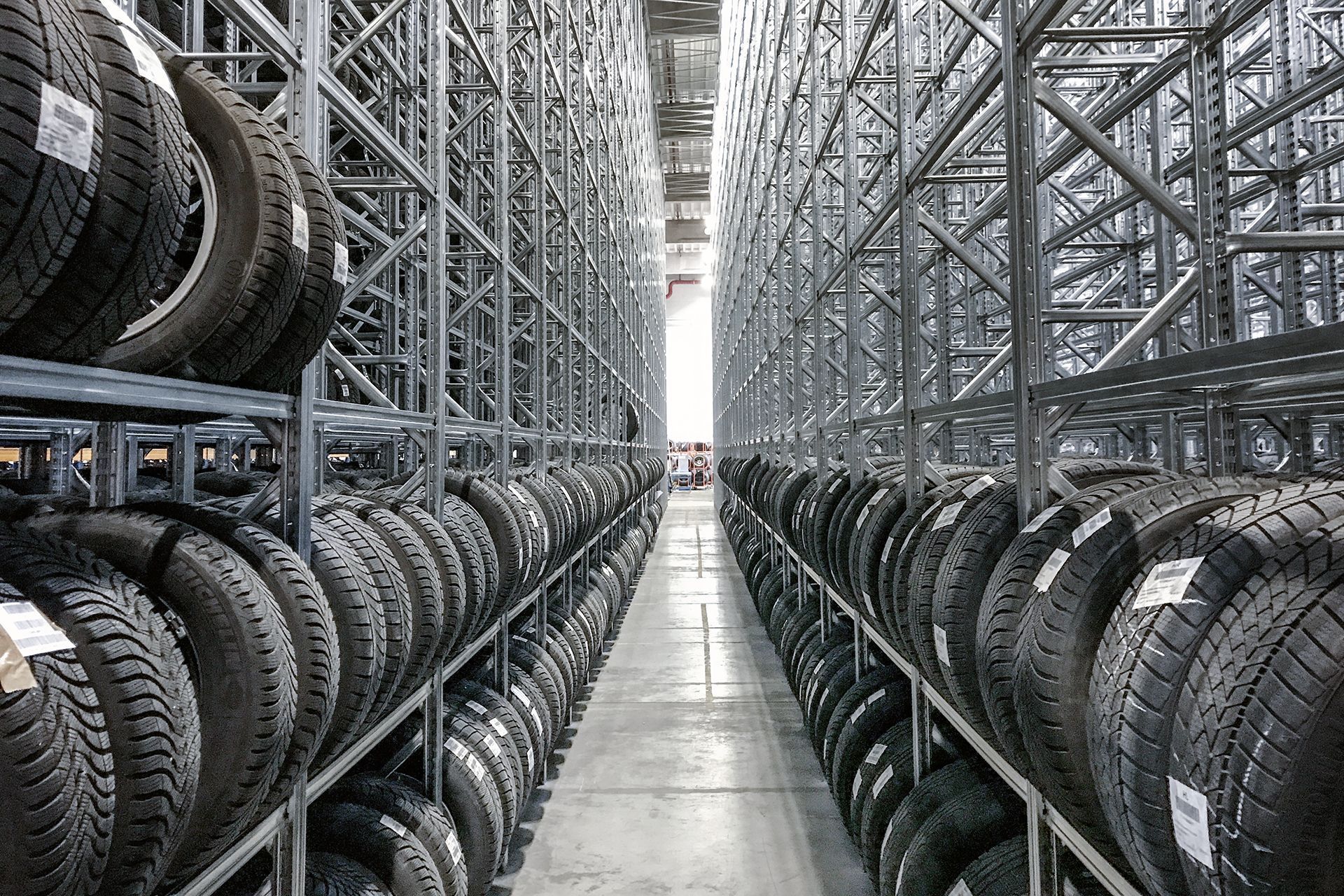 Un almacén lleno de muchos neumáticos en estantes.