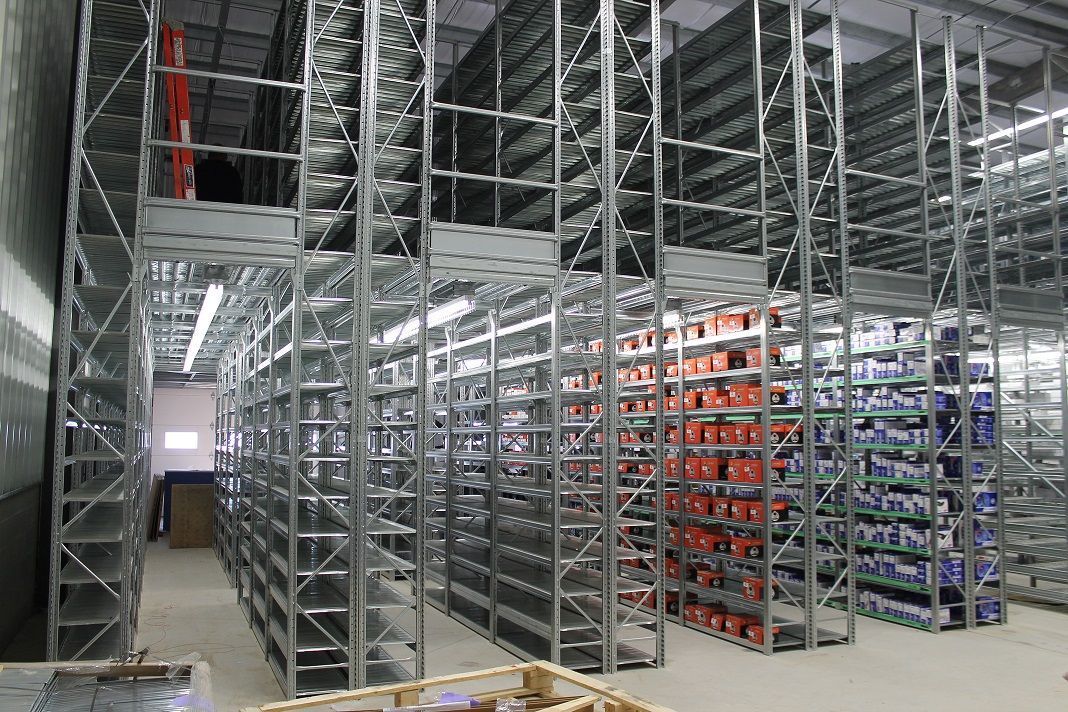 Un gran almacén lleno de muchos estantes y cajas.