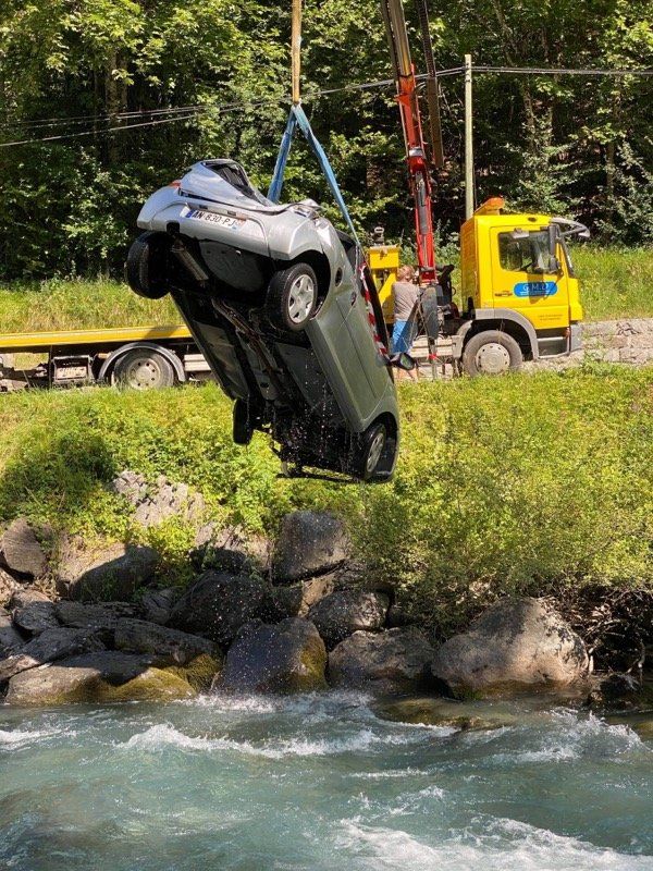 Grue relevage voiture eau