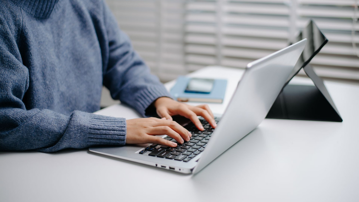 Une femme tape sur son clavier