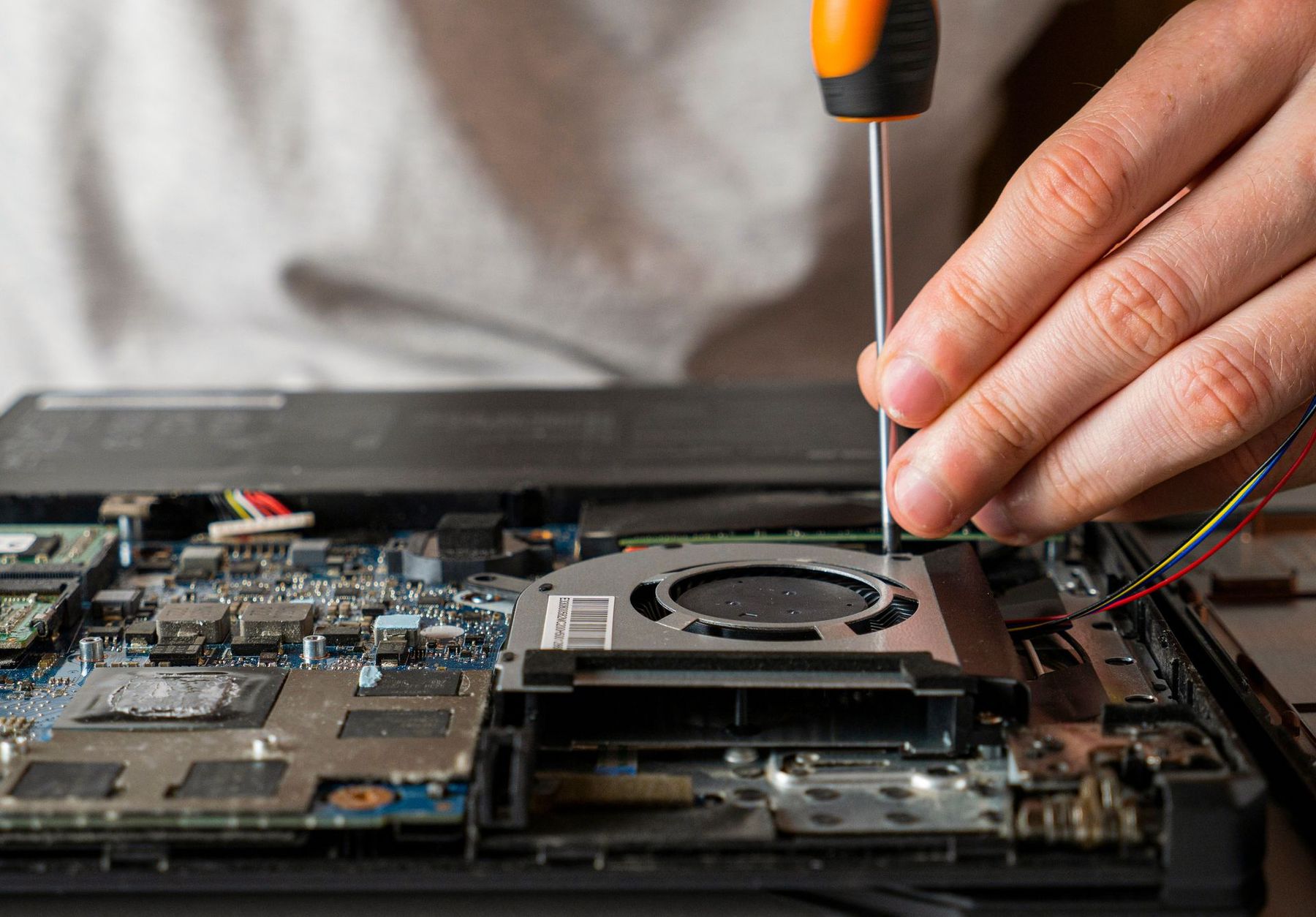 Un tournevis sur un circuit de PC