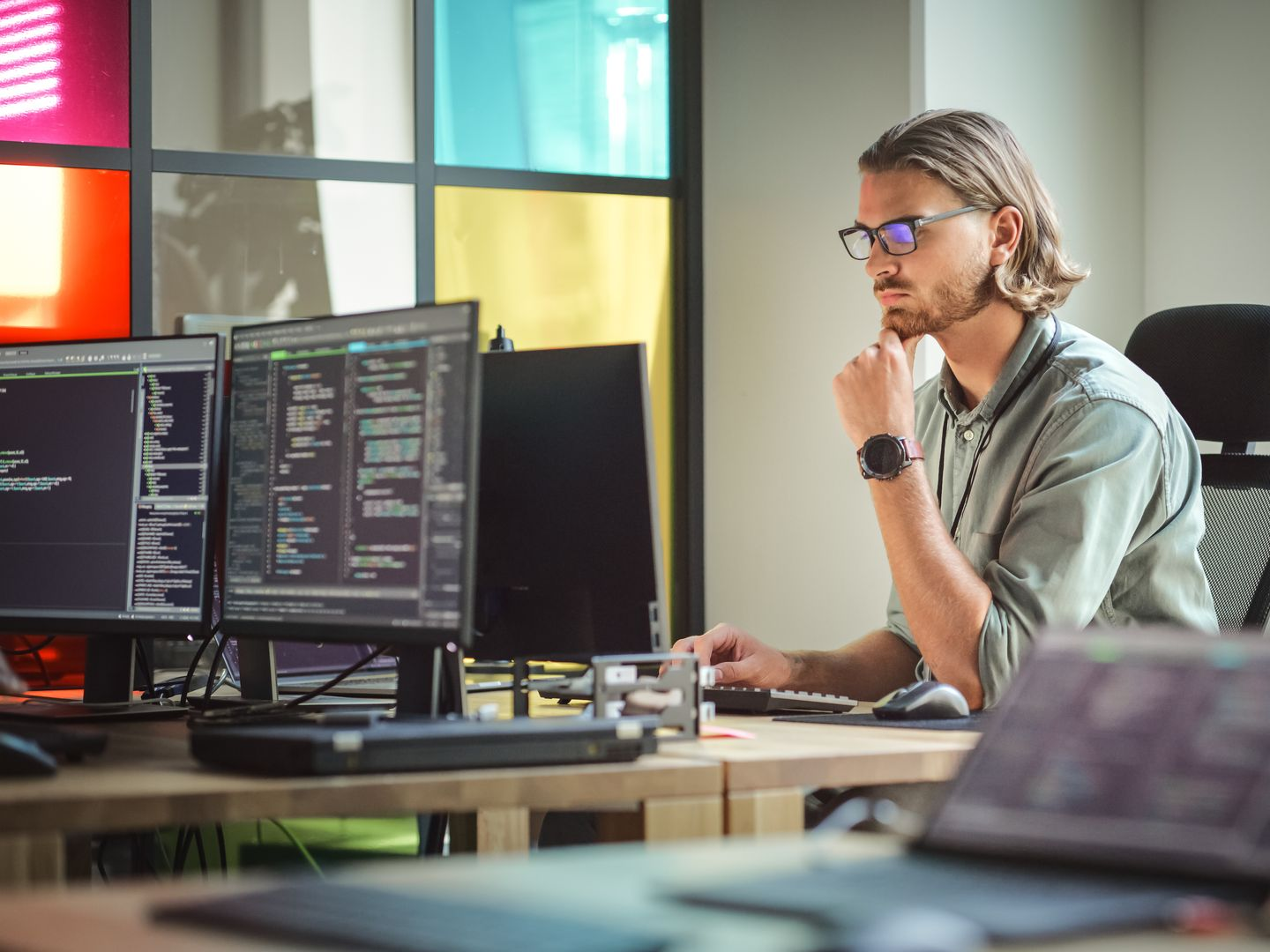 Un homme devant des ordinateurs