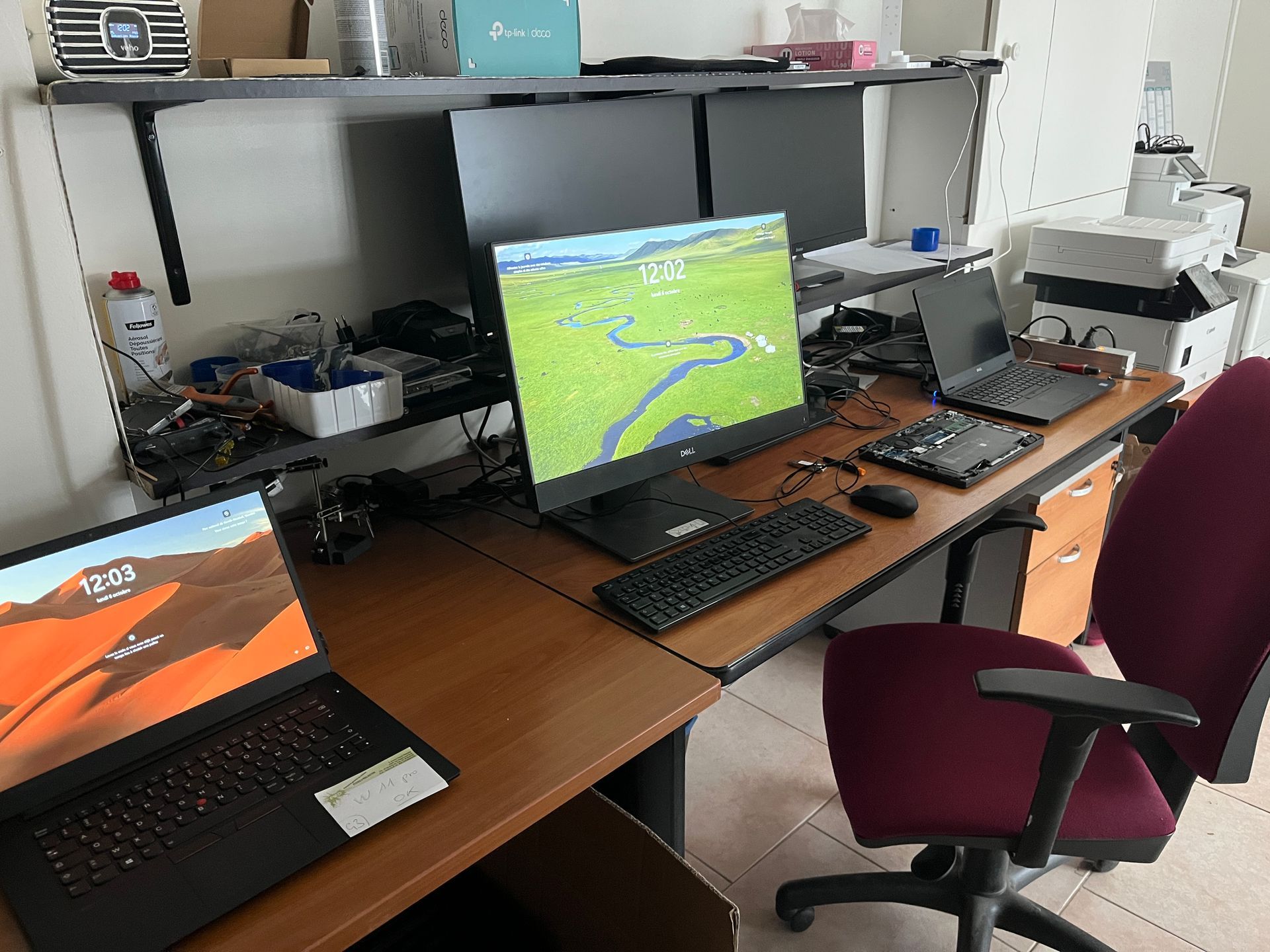 Un homme avec une chemise à carreaux à son bureau