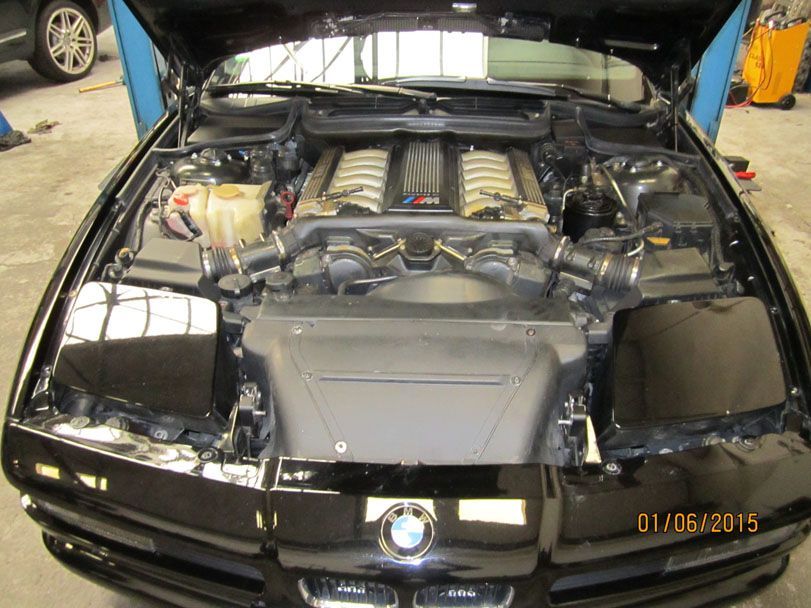 Blick unter eine Motorhaube