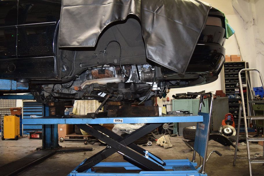 Auto in einer Werkstatt