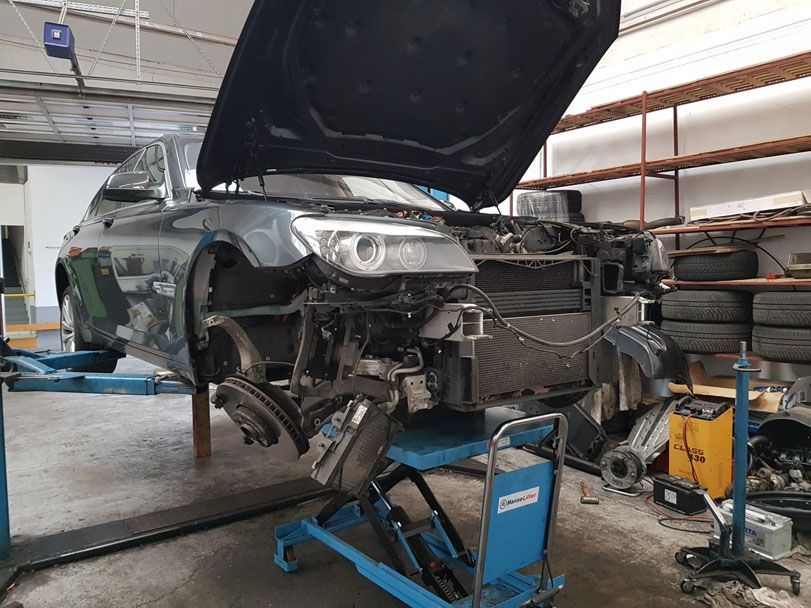 Auto auf einer Hebebühne