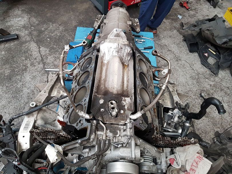 Foto von oben: Kompletter Motorblock