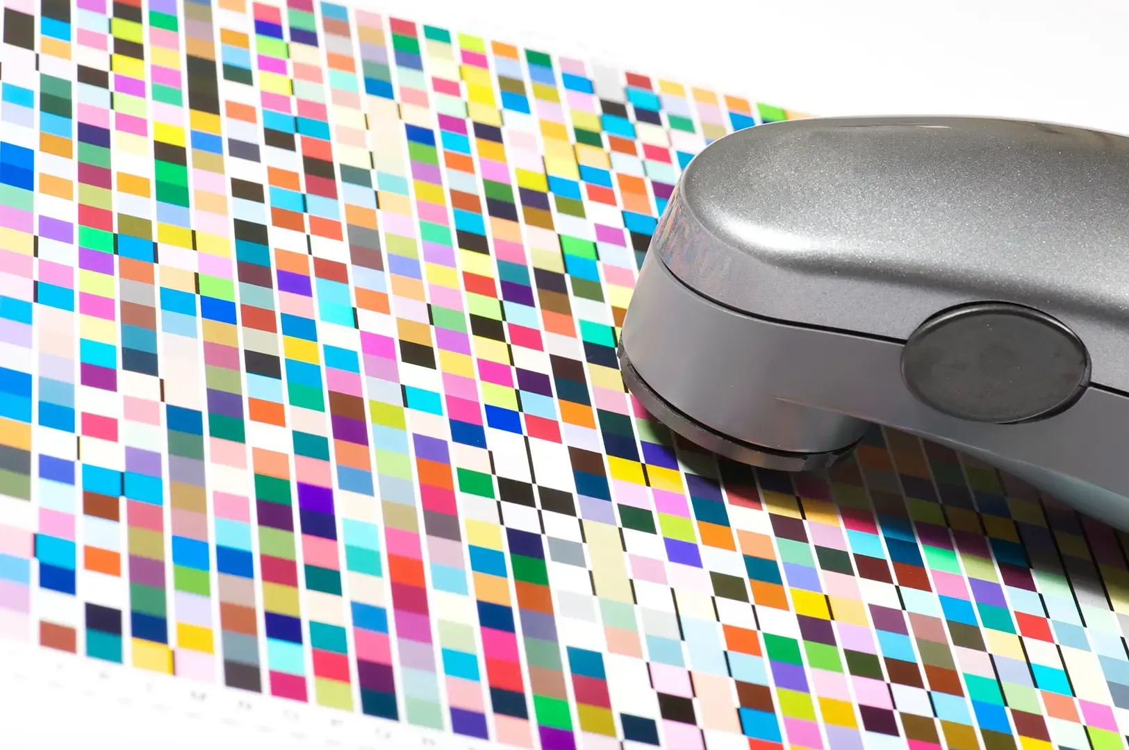 Farbkalibrierungsgerät zur Messung einer gedruckten Farbkarte mit verschiedenen Farbmustern.