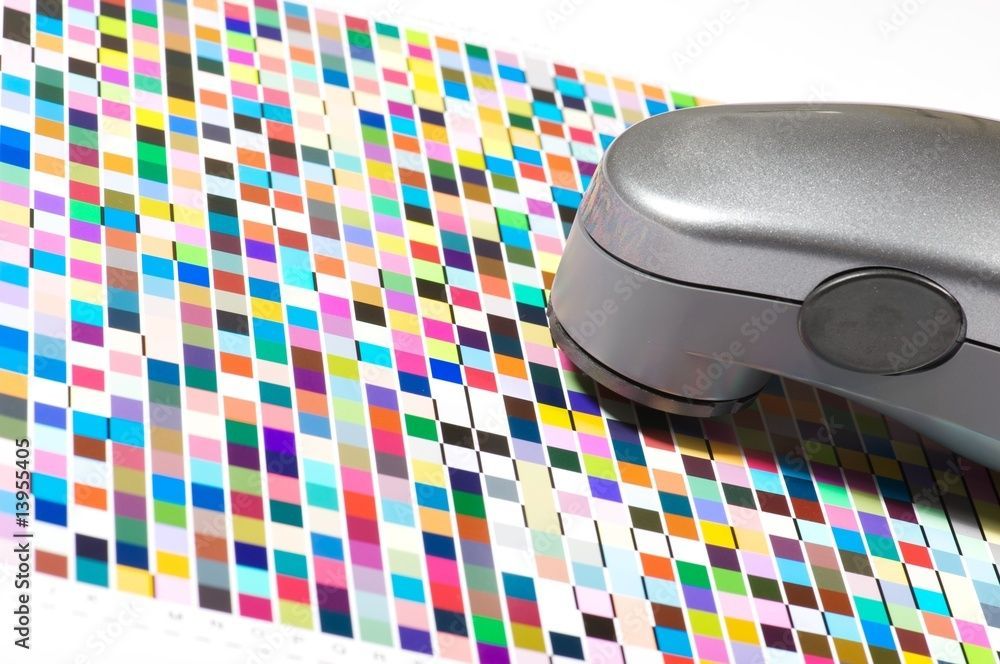 Farbkalibrierungsgerät zur Messung einer gedruckten Farbkarte mit verschiedenen Farbmustern.