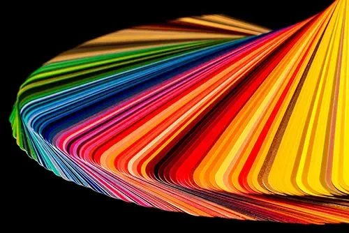 Farbmuster fächerten sich auf und zeigten ein Spektrum leuchtender Farben vor schwarzem Hintergrund.