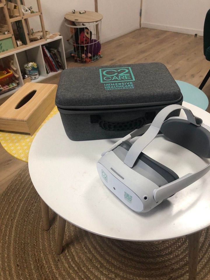 Un casque de réalité virtuel sur une table