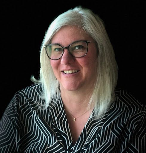 Une personne qui explique quelque chose à une autre