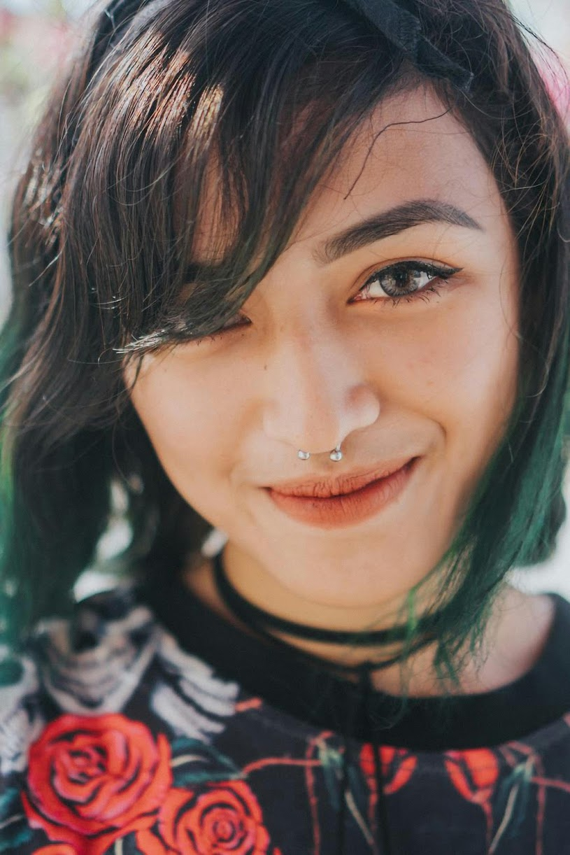 Une jeune avec la tête dans les mains