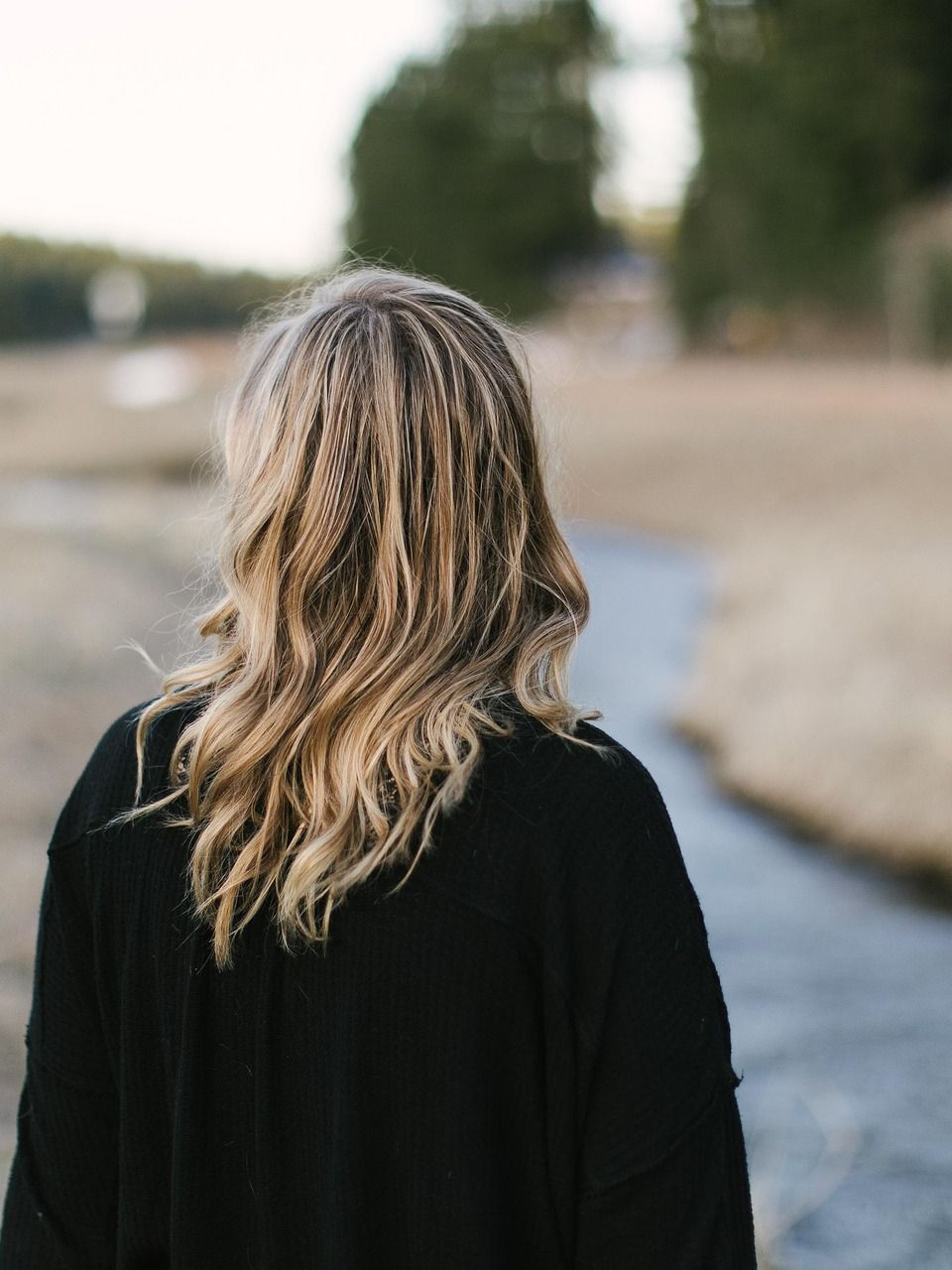Une femme assise les coudes sur les genoux