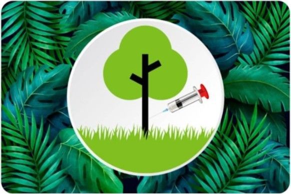 Un hombre con un traje rojo está cortando la rama de un árbol con una motosierra.