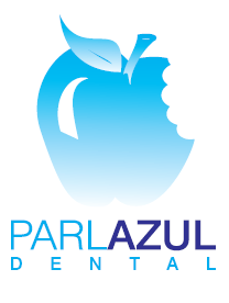 Un logotipo para Parlazul Dental con un mordisco de manzana.