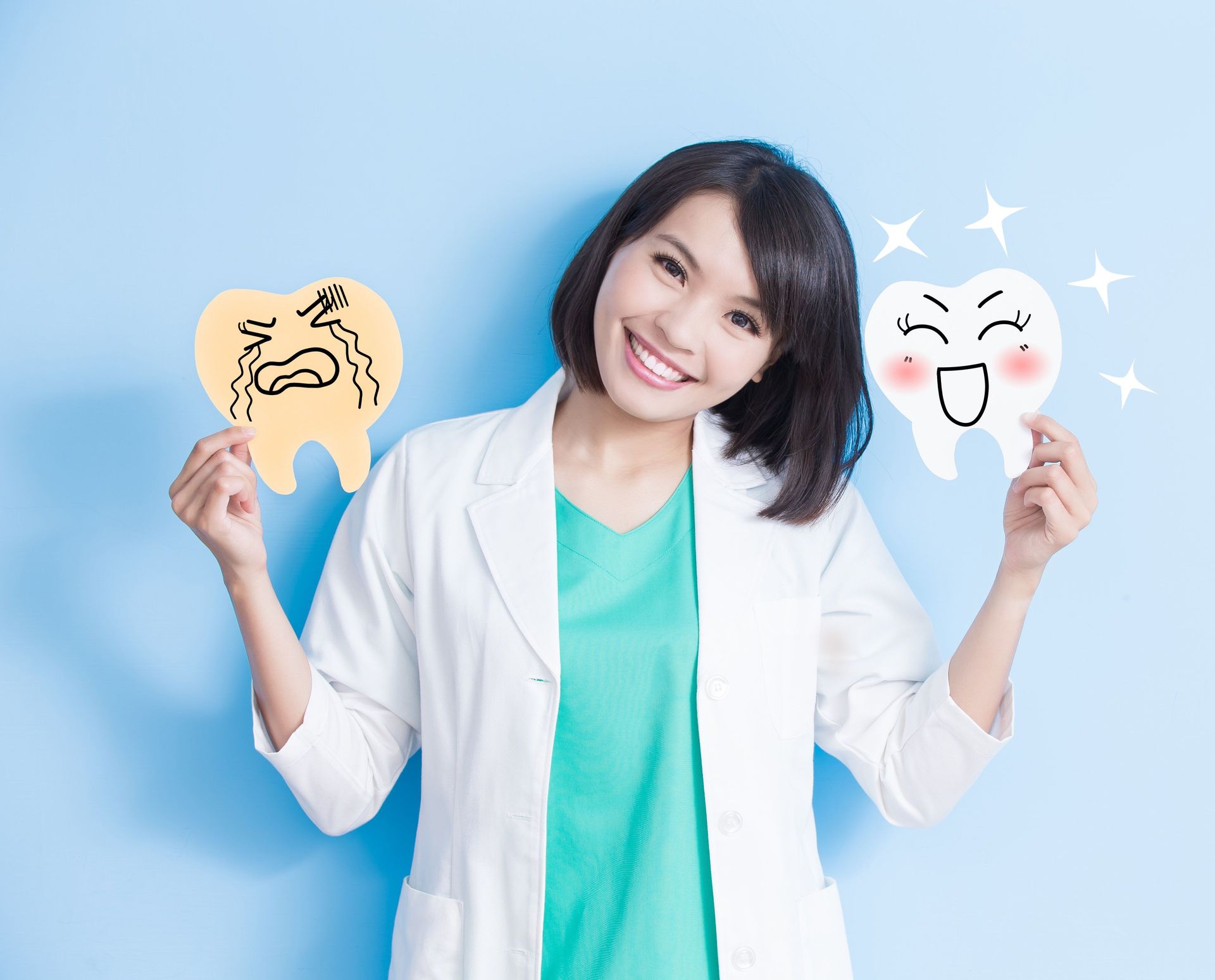 Un dentista sostiene una fotografía de antes y después de un diente.