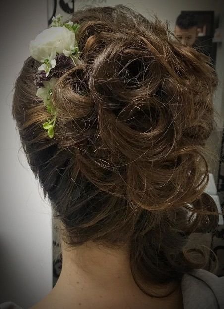 Frau mit Hochsteckfrisur