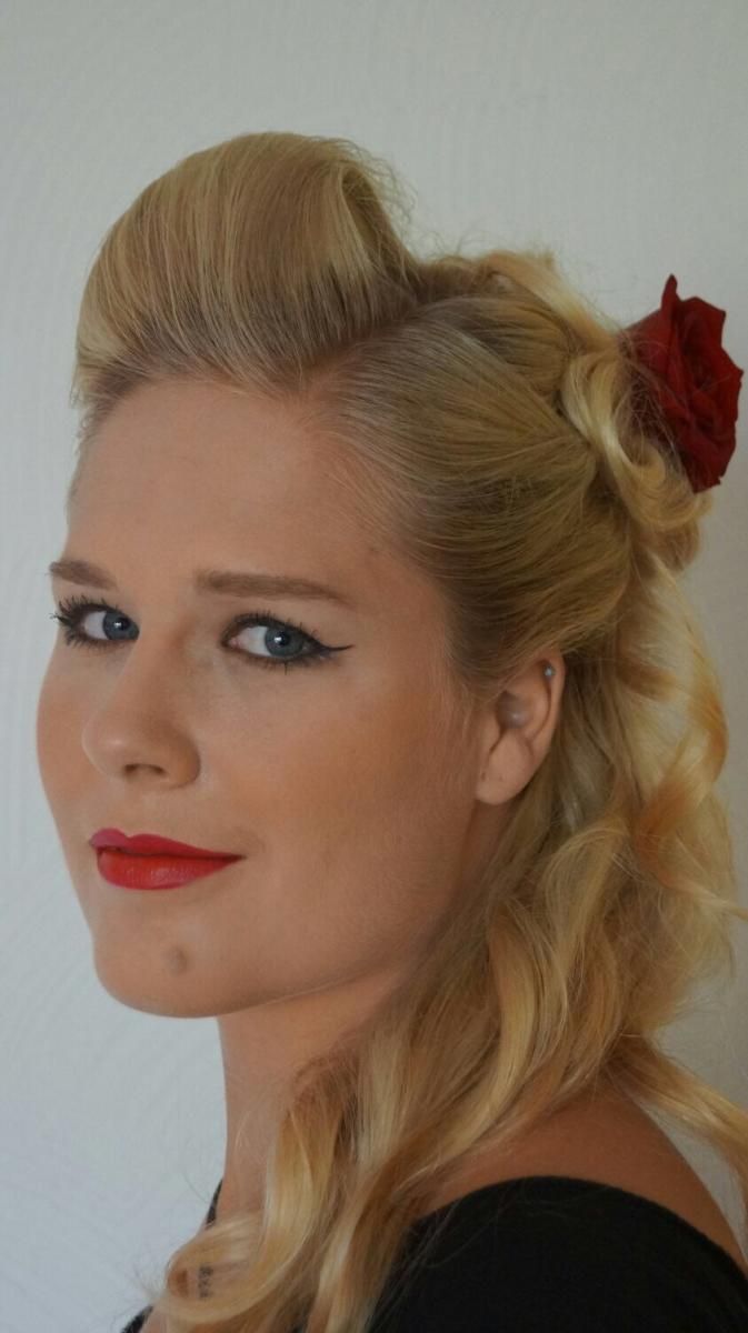 Frau mit Hochsteckfrisur