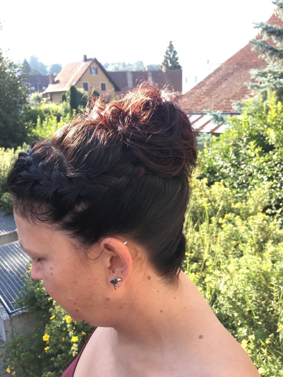 Frau mit Hochsteckfrisur