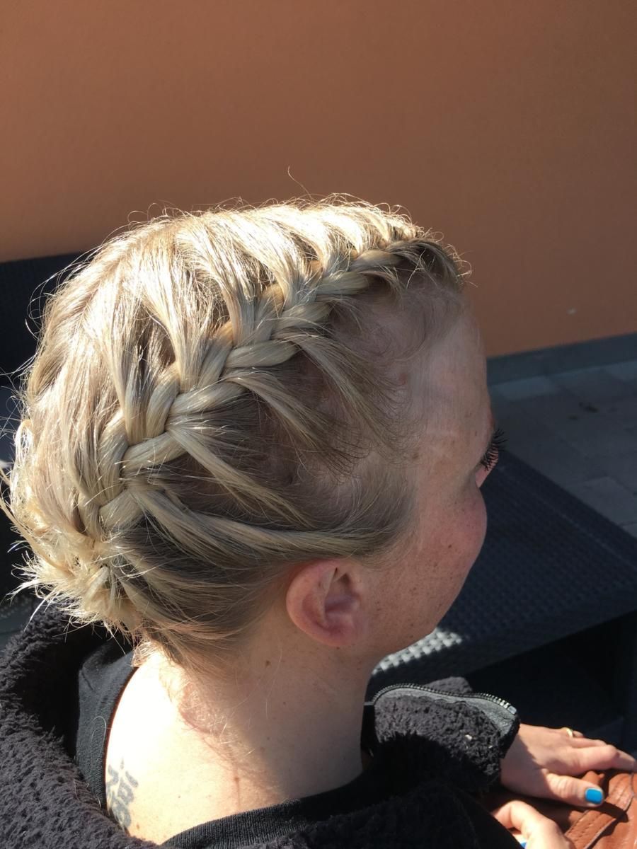 Frau mit Hochsteckfrisur