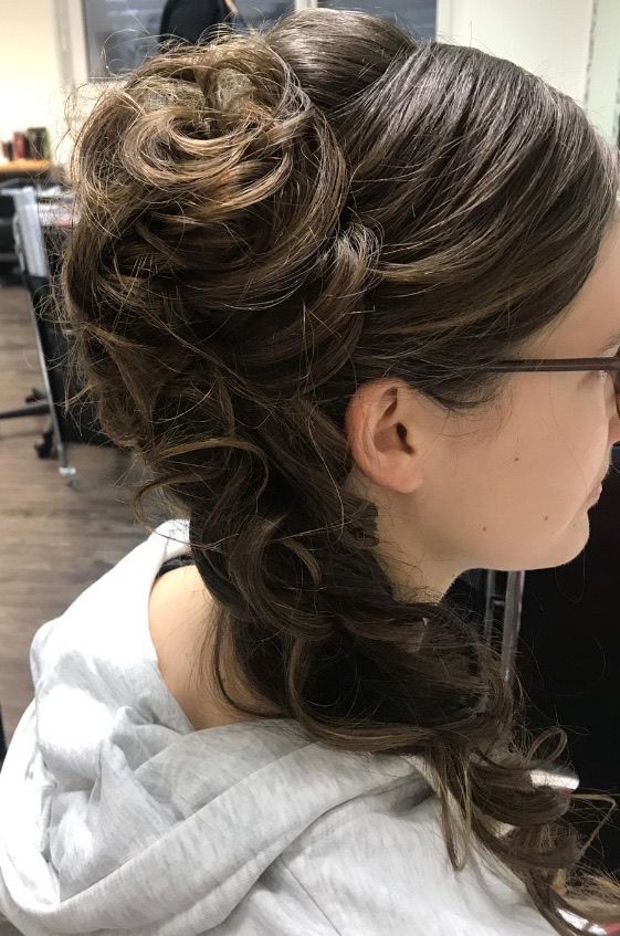 Frau mit Hochsteckfrisur