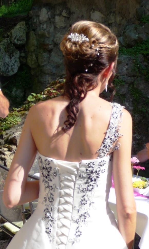 Frau mit Hochsteckfrisur